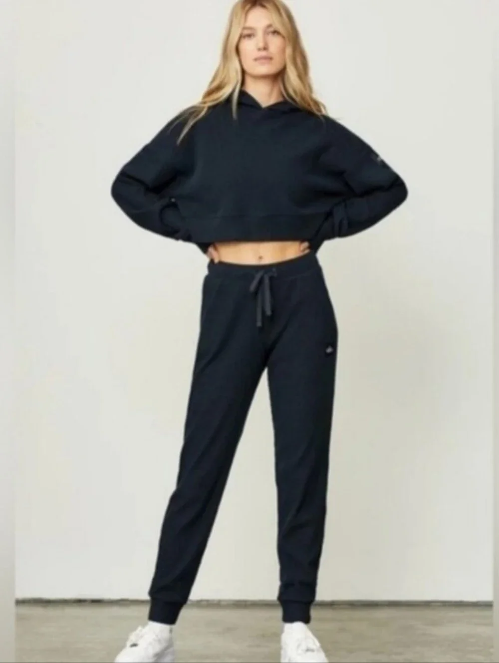 ALO YOGA MUSE SWEATPANT IN BLACK